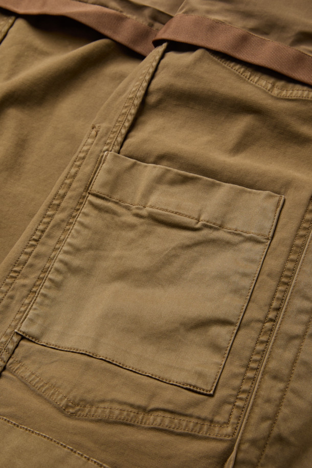 다잉 초어 재킷은 가을 계절에 어울리는 캐주얼 스타일의 남성용 아우터입니다. 부드러운 면 소재로 제작되어 편안한 착용감을 선사하며, 레귤러 핏으로 부담 없이 소화할 수 있습니다. 브라운 컬러의 무지 디자인으로 다양한 룩에 매치하기 용이하며, 3포켓 디테일과 몸판 및 소매 안감으로 실용성을 더했습니다. 가먼트 다잉 가공으로 은은한 멋을 더하고, 스트레치 기능이 있어 활동성을 높였습니다. 가을 나들이룩, 데이트룩에 활용하여 미니멀하고 클래식한 스타일을 연출해보세요.
