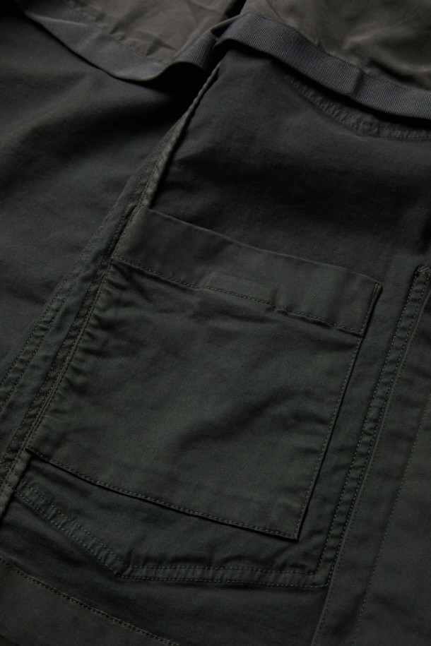 다잉 초어 재킷은 캐주얼과 클래식 스타일을 아우르는 남성용 아우터입니다. 다크 그레이 컬러의 무지 디자인으로, 가을에 어울리는 레귤러핏 면 재킷입니다. 부드러운 촉감과 3포켓 디테일이 특징이며, 몸판과 소매에 안감을 적용하여 착용감을 높였습니다. 가먼트 다잉 가공으로 은은한 색감과 자연스러운 멋을 더했으며, 스트레치성이 있어 편안한 활동성을 제공합니다. 버튼 여밈 방식과 긴 소매 기장으로, 미니멀한 스타일 연출에도 용이합니다.
