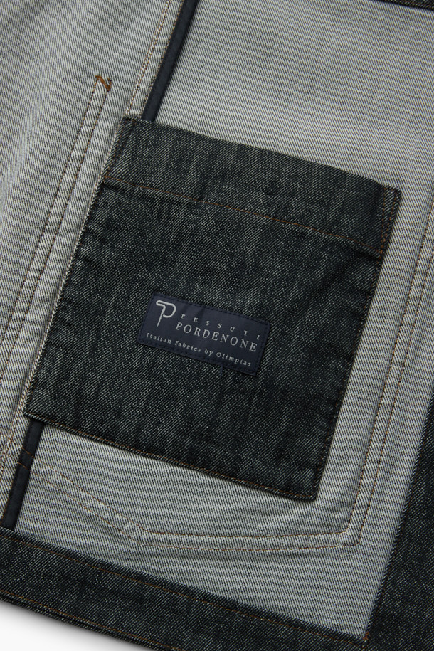 이태리 원단 [Italian Fabric] 데님 라이크 초어 재킷은 캐주얼, 클래식, 미니멀 스타일을 모두 아우르는 블랙 컬러의 아우터입니다. 가을 시즌에 어울리는 레귤러 핏의 긴 소매 재킷으로, 부드러운 촉감의 데님 소재와 버튼 여밈 방식이 특징입니다. 3포켓 디테일과 내부 안감 보강으로 실용성을 높였으며, 디트로이트 커프 디테일과 이태리 올림피아스 원단을 사용하여 고급스러움을 더했습니다. 출근룩과 모임룩 등 다양한 TPO에 활용 가능하며, 어떤 스타일에도 자연스럽게 어울리는 활용도 높은 아이템입니다.
