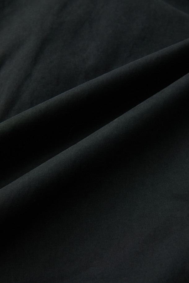 이번 시즌, 당신의 스타일을 책임질 왁스 코튼 패딩 탈착 재킷입니다. 4포켓 구조와 컨버터블 카라 디자인으로 실용성과 멋을 동시에 잡았습니다. 왁스 가공과 피치 가공을 거친 부드러운 촉감의 면, 나일론, 폴리에스터 혼방 소재로 제작되어 가을과 초겨울, 쌀쌀한 날씨에도 따뜻하게 착용 가능합니다. 레귤러핏으로 편안한 착용감을 선사하며, 탈착 가능한 패딩으로 다양한 스타일 연출이 가능합니다. 출근룩부터 여행룩까지, 캐주얼, 클래식, 미니멀 스타일을 모두 소화하는 활용도 높은 아이템입니다.
