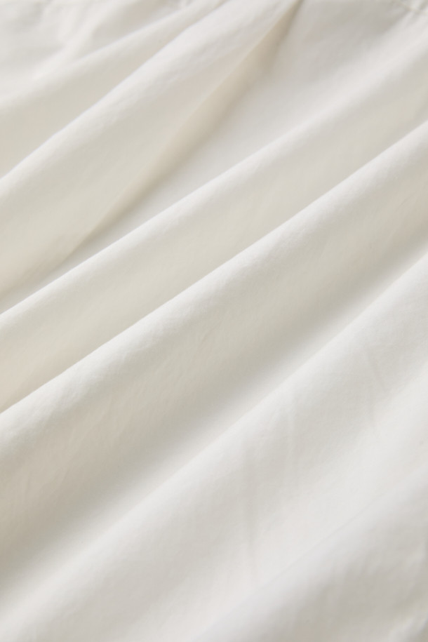 [Imported Fabric] 가을 솔리드 셔츠 (릴렉스핏)는 부드러운 면 소재로 제작되어 편안한 착용감을 선사합니다. 베이직하고 캐주얼한 스타일로 출근룩, 데이트룩 등 다양한 TPO에 활용 가능하며, 미니멀, 캐주얼, 클래식 스타일을 선호하는 분들께 적합합니다. 릴렉스 핏으로 편안하게 떨어지는 실루엣과 칼라넥 디자인이 특징이며, 가슴 포켓과 뒷면 요크 주름, 헨리코튼 라벨 디테일로 포인트를 더했습니다. 화이트, 아이보리 두 가지 솔리드 컬러로 출시되어 가을 시즌 데일리 셔츠로 활용하기 좋습니다. 긴 소매 기장의 레귤러 기장 셔츠입니다.
