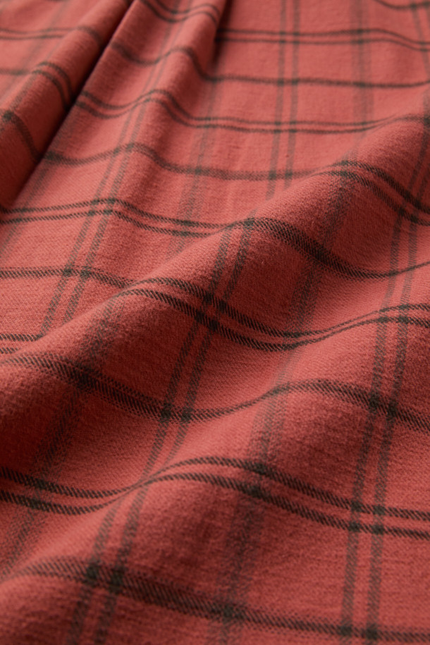 오렌지 컬러의 체크 패턴이 돋보이는 셔츠입니다. 면 소재에 두꺼운 두께감과 기모 안감으로 따뜻함을 더해 겨울철에도 포근하게 착용할 수 있습니다. 헨리코튼 라벨과 슬럽사, 트윌 원단의 조합이 빈티지하면서도 캐주얼한 스타일을 연출합니다. 가슴 포켓과 뒷면 요크 주름 디테일이 돋보이며, 컴포트핏으로 편안한 착용감을 선사합니다. 출근룩 또는 비즈니스 캐주얼, 캐주얼, 클래식, 워크웨어 스타일 모두 소화 가능한 활용도 높은 셔츠입니다.
