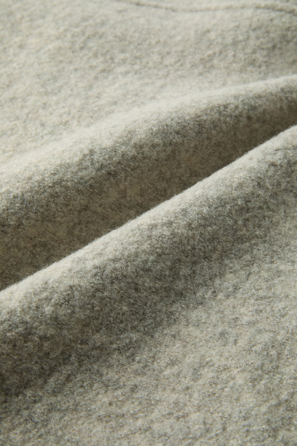 이탈리안 패브릭 디테처블 후드 울 다운 점퍼는 겨울철 당신의 스타일을 책임질 아우터입니다. 고급스러운 이태리 울 원단을 사용하여 부드러운 촉감과 따뜻함을 선사하며, 베이직하고 클래식한 디자인으로 어떤 룩에도 잘 어울립니다. 탈착 가능한 후드로 다양한 스타일 연출이 가능하며, 구스다운 충전재와 퀼팅 디테일로 보온성을 높였습니다. 차분한 그레이 컬러와 베이직핏, 사이드 포켓 디자인으로 출근룩, 오피스룩, 모임룩 등 TPO에 구애받지 않고 시크하고 미니멀한 스타일을 완성할 수 있습니다. 
