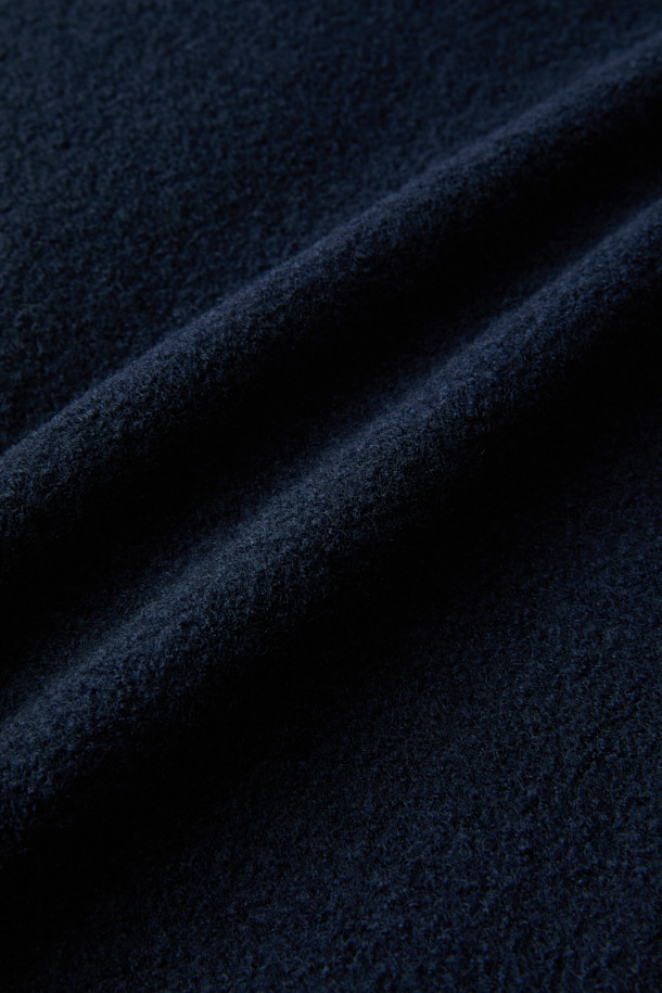 이탈리안 원단으로 제작된 탈착 가능한 후드 울 다운 점퍼입니다. 네이비 컬러의 베이직한 디자인으로, 겨울철 일상, 산책, 여행 등 다양한 TPO에 활용하기 좋습니다. 부드러운 촉감의 울 소재와 구스다운 충전재를 사용하여 보온성과 경량성을 모두 갖췄습니다. 탈착 가능한 후드와 퀼팅 디테일, 울 펠트 배색이 특징이며, 사이드 포켓으로 실용성을 더했습니다. 베이직핏으로 클래식, 미니멀, 캐주얼 스타일을 연출하기에 용이합니다.
