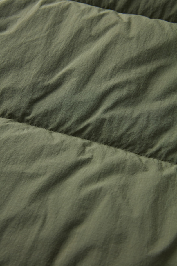 **퀼팅 다운 점퍼**

쌀쌀한 겨울 날씨에도 따뜻함과 스타일을 놓치지 않도록 퀼팅 디자인의 다운 점퍼를 소개합니다. 카키와 올리브 두 가지 색상으로 출시되어, 캐주얼, 미니멀, 시티보이 룩을 연출하기 좋습니다. 부드러운 나일론 소재와 두꺼운 두께감으로 보온성과 방풍 기능을 제공하며, 세미 오버핏으로 편안하게 착용 가능합니다. 멀티 포켓, 지퍼 테이프 노출, 밑단 스트링, 후드 내장, 벨보아 넥 안감, 이너 커프스 엘라스틱 밴드, 머스코비 다운 충전재 등 다양한 디테일이 돋보입니다. 출근룩과 여행룩 모두에 활용할 수 있는 실용적인 아이템입니다.
