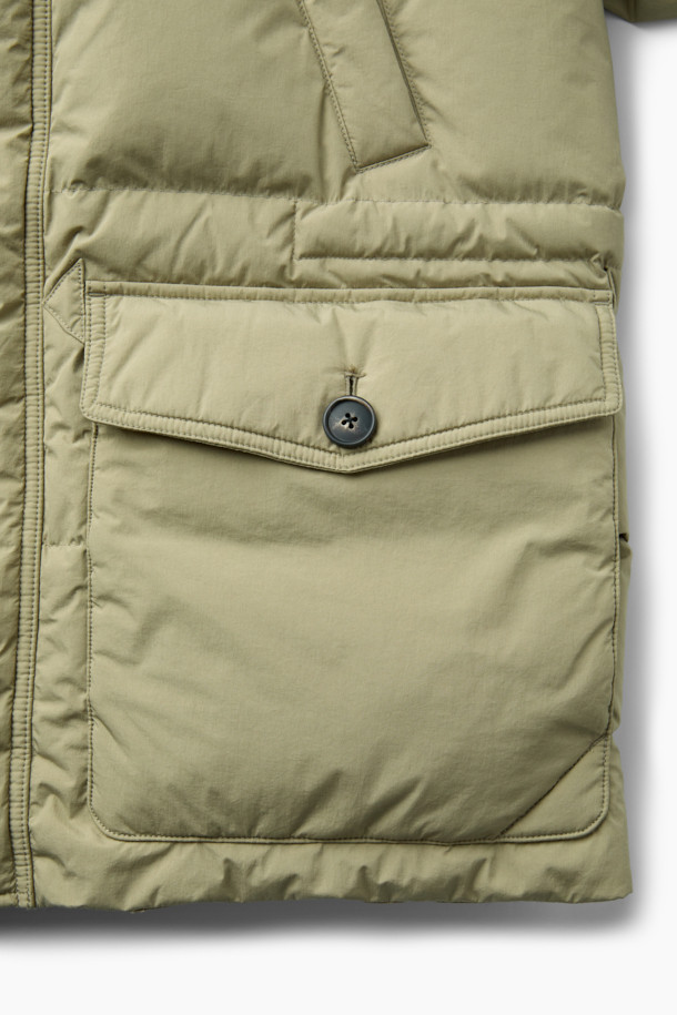 쌀쌀한 겨울 날씨에도 따뜻함을 선사할 사파리 후디 다운 점퍼입니다. 베이지 색상의 세미 오버핏으로 밀리터리 무드와 모던함을 동시에 느낄 수 있습니다. 방풍 기능과 보온성을 갖춘 두꺼운 두께감의 나일론 소재로 제작되었으며, 후드 스트링, 가슴 및 사이드 아웃 포켓 디테일로 실용성을 더했습니다. 허리 스트링 조절, 후드 버클 비죠, 이너 커프스 엘라스틱 밴드, 머스코비 다운 충전재를 통해 더욱 꼼꼼하게 보온성을 높였습니다. 겨울 데일리룩, 산책룩, 여행룩 등 다양한 TPO에 캐주얼, 미니멀, 클래식 무드로 연출하기 좋습니다.
