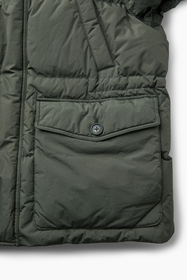 겨울 추위를 막아줄 사파리 후디 다운 점퍼입니다. 밀리터리 무드와 모던한 스타일을 결합하여, 일상에서 캐주얼, 미니멀, 클래식 스타일로 폭넓게 활용할 수 있습니다. 두꺼운 두께감의 나일론 소재로 제작되어 부드러운 촉감을 선사하며, N-3B 파카 스타일의 중기장 기장으로 보온성을 높였습니다. 허리 및 후드 스트링 조절, 가슴 및 사이드 아웃 포켓, 머스코비 다운 충전재, 이너 커프스 엘라스틱 밴드, 삼각무 디테일 등 다양한 특징으로 뛰어난 방풍 및 보온 기능을 제공합니다.
