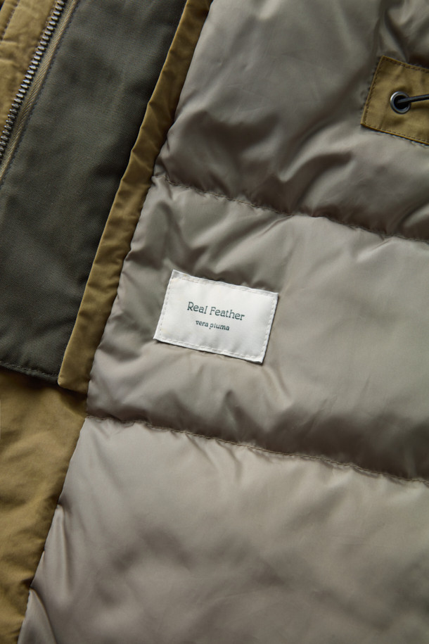 Spitfire(스핏파이어) 사파리 다운 점퍼는 겨울철 일상과 출근룩에 모두 잘 어울리는 모던 스타일의 아우터입니다. 두꺼운 두께감과 부드러운 촉감의 나일론, 폴리에스테르 혼방 소재로 제작되어 보온성을 높였습니다. 무지 디자인에 베이직핏, 중기장 기장감으로 어떤 스타일에도 쉽게 매치할 수 있으며, 집업 여밈 방식으로 편안하게 착용 가능합니다. 구스다운 충전재, 3포켓 구성, 액션 플리츠, 허리 엘라스틱 스트링, 탈부착 리얼 무통 패널 등 다양한 디테일로 기능성과 디자인을 동시에 잡았습니다. 클래식, 미니멀, 캐주얼 등 폭넓은 스타일을 소화할 수 있는 활용도 높은 겨울 점퍼입니다.
