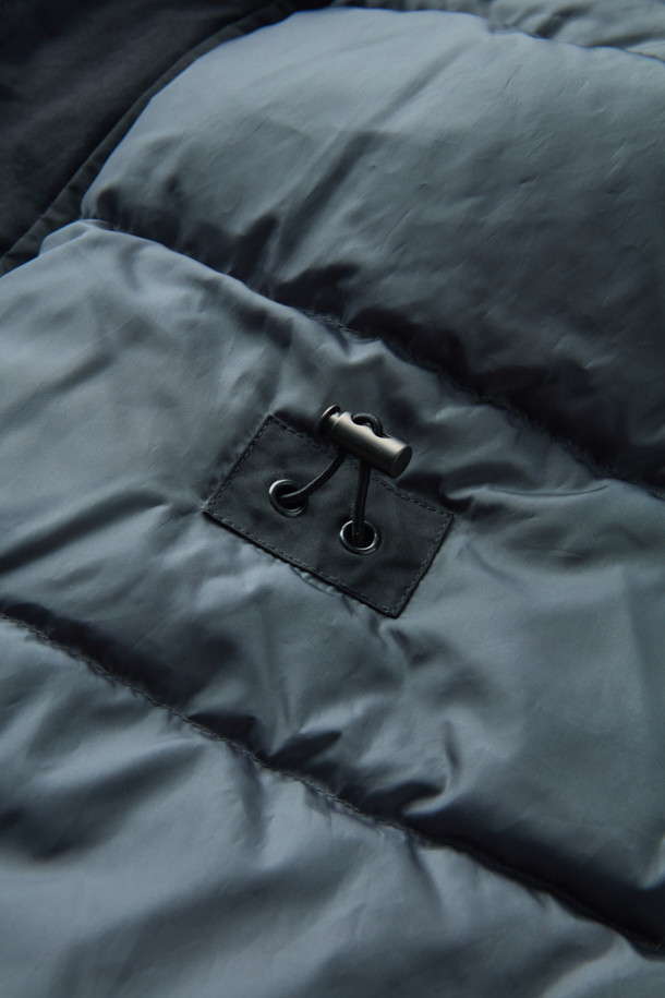 스핏파이어 사파리 다운 점퍼는 겨울철 일상과 출근룩에 모두 잘 어울리는 베이직핏 다운 점퍼입니다. 모던하고 클래식한 스타일의 무지 디자인으로, 허리 엘라스틱 스트링으로 사이즈 조절이 가능합니다. 넉넉한 두께감과 부드러운 촉감의 나일론, 폴리에스테르 혼방 소재로 제작되었으며, 구스다운 충전재를 사용하여 보온성을 높였습니다. 3포켓 구성과 액션 플리츠 디테일, 탈부착 가능한 무통 패널을 갖추어 실용성을 더했습니다. 긴 소매 기장의 사파리 코트 타입으로, 스냅 버튼 여밈 방식을 적용했습니다.
