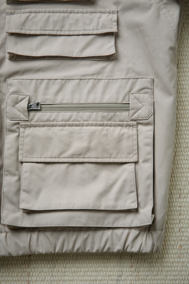 [Fly Fishing Club] 피셔맨 재킷(Ventile)은 가을 나들이룩, 여행룩, 산책룩에 어울리는 유틸리티 스타일의 남성용 아우터입니다. 베이지 색상의 무지 디자인에 루즈핏으로 편안함을 더했으며, 방수, 통기, 발수 기능을 갖춰 실용성을 높였습니다. 면 소재의 긴소매 피셔맨 코트 타입으로, 지퍼와 스냅 여밈 방식, 내장형 후드, 멀티 포켓, YKK 지퍼, 금속 스냅 등의 디테일이 돋보입니다. 내피 연결 스냅 고리와 통기성을 위한 디자인으로 가을철 워크웨어, 캐주얼, 미니멀 스타일을 즐기는 분들께 추천해 드립니다.
