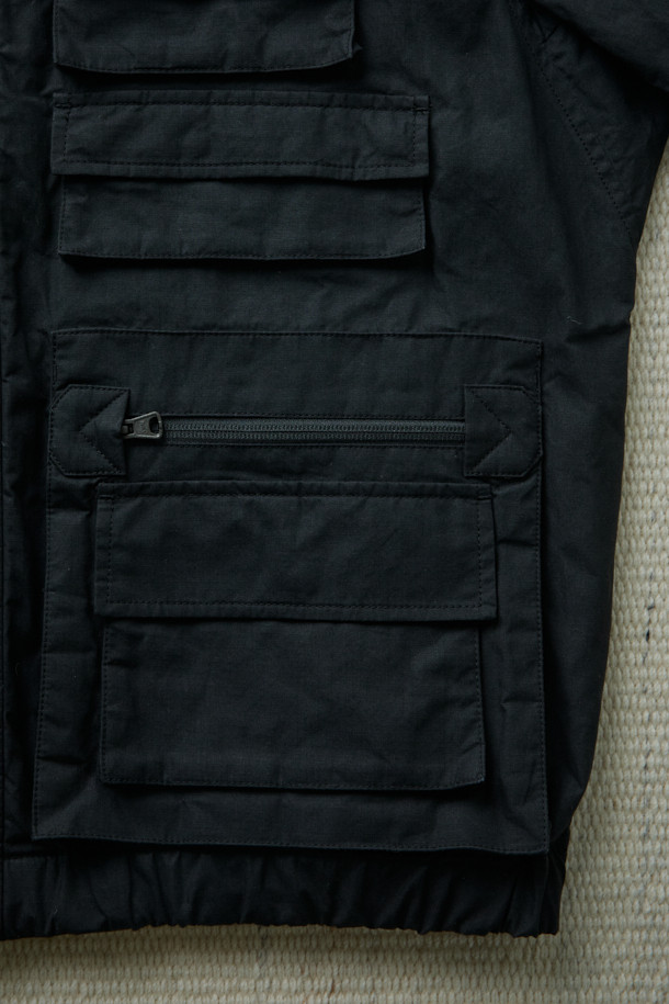 [Fly Fishing Club] 피셔맨 재킷 (왁스 코튼)은 헤리티지 감성과 빈티지 무드를 자아내는 아우터입니다. 왁스 코튼 소재로 제작되어 방수, 통기, 내구성이 뛰어나 가을철 나들이룩과 여행룩에 적합합니다. 블랙 컬러의 루즈핏 디자인으로, 멀티 포켓, 숨겨진 후드, YKK 지퍼, 립스탑 원단 등의 다양한 특징을 갖추었습니다. YKK 지퍼와 스냅 버튼으로 여밈이 가능하며, 긴소매 디자인으로 클래식, 워크웨어, 캐주얼 스타일 모두 소화 가능합니다. 내피 연결 스냅이 있어 실용성을 높였습니다.
