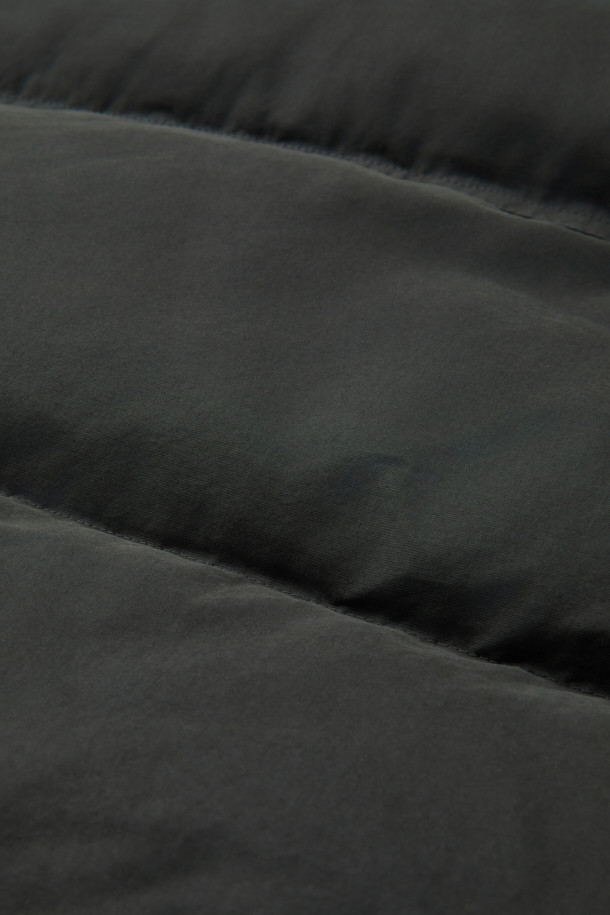 남성용 '스핏파이어(Spitfire)' 퀼팅 다운 점퍼입니다. 캐주얼, 미니멀, 클래식 스타일을 아우르는 블랙 컬러의 아우터로, 겨울철 출근룩과 여행룩에 적합합니다. 왁스 가공된 겉감과 무통 카라 탈부착이 가능하며, 소매 이너 립 커프스와 머스코비 다운 충전재를 사용하여 보온성을 높였습니다. 퀼팅 패턴과 컴포트핏으로 편안한 착용감을 제공하며, 두꺼운 두께감과 거친 촉감이 특징입니다. 집업 스타일의 긴 소매 다운점퍼로, 겨울철 당신의 스타일을 완성해 보세요.
