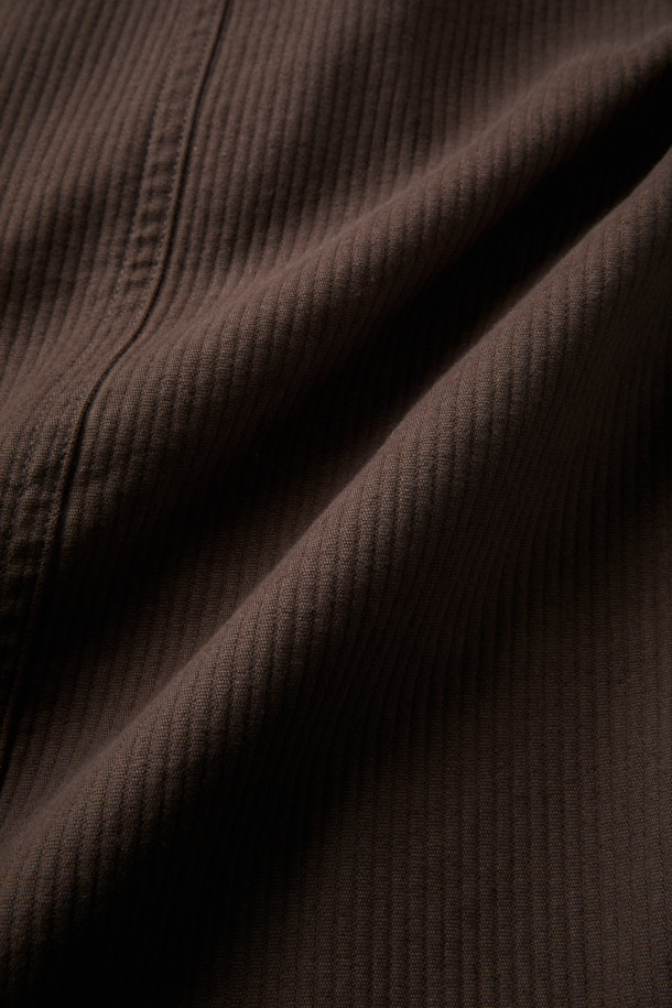 FFC x DOCUMENT (FFC x 도큐먼트) 이탈리안 코튼 피싱 재킷은 남녀 모두 착용 가능한 아우터입니다. 부드러운 촉감의 두꺼운 면 소재로 제작되었으며, 가을과 겨울에 따뜻하게 입을 수 있습니다. 세미 루즈 핏에 브라운 컬러, 무지 패턴으로 캐주얼, 클래식, 워크웨어 스타일을 연출하기 좋습니다. 입체 포켓 디자인과 가먼트 워싱 처리로 실용성을 더했으며, 레이어드하여 다양한 스타일을 시도할 수 있습니다. 가을 나들이룩이나 여행룩에 활용하기 좋은 피싱 재킷입니다.
