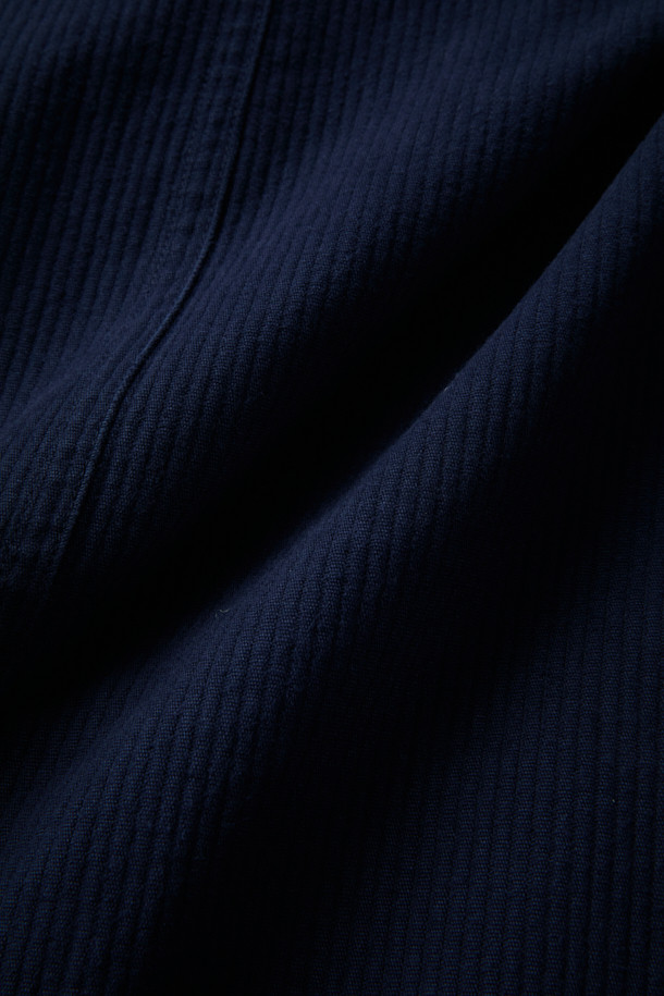 FFC x DOCUMENT (FFC x 도큐먼트) 이탈리안 코튼 피싱 재킷은 가을, 겨울 시즌에 어울리는 아우터입니다. 네이비 컬러의 무지 디자인으로, 유틸리티와 빈티지 무드를 동시에 연출할 수 있습니다. 이탈리아 올림피아스사 원단을 사용하여 부드러운 촉감을 자랑하며, 세미 루즈핏으로 편안하게 착용 가능합니다. 다양한 크기의 입체 포켓과 가먼트 워싱 처리, 레이어드 착용이 가능한 실용적인 디자인이 특징입니다. 가을 나들이룩, 겨울 데일리룩, 여행룩 등 다양한 시간, 장소, 상황에 맞춰 클래식, 미니멀, 워크웨어 스타일을 연출해보세요.