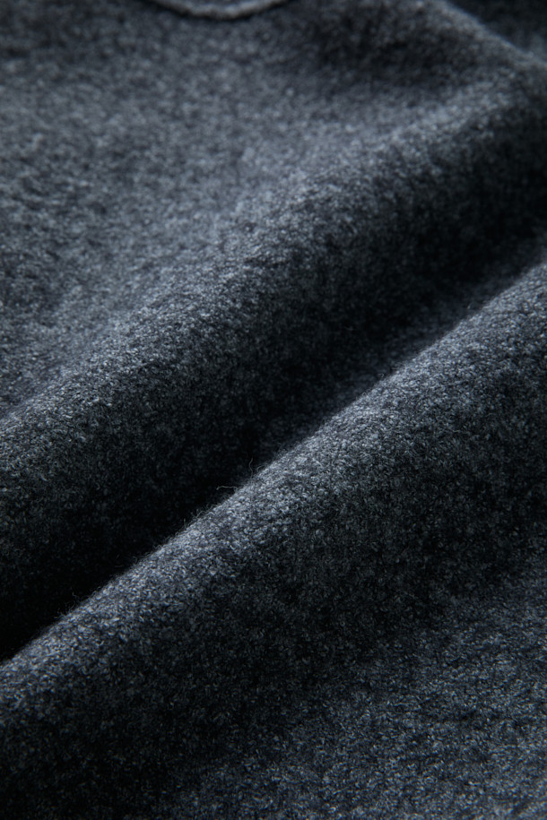 FFC x DOCUMENT(에프에프씨 x 도큐먼트)의 울 핸드메이드 필드 셔팅 재킷입니다. 이탈리아 엠티티사의 멜란지 보일드 울 소재를 사용하여 부드러운 촉감과 두꺼운 두께로 따뜻함을 제공합니다. 미니멀하고 클래식한 디자인에 플라이 피싱웨어 디테일을 더했으며, 핸드메이드 공법으로 제작되어 높은 퀄리티를 자랑합니다. 숏 기장의 세미루즈핏으로 편안한 착용감을 선사하며, 가을, 겨울철 데일리룩과 가을 나들이룩에 활용하기 좋습니다. 실용적인 포켓 디테일과 버튼 여밈 방식으로 제작된 그레이 컬러의 무지 재킷입니다.