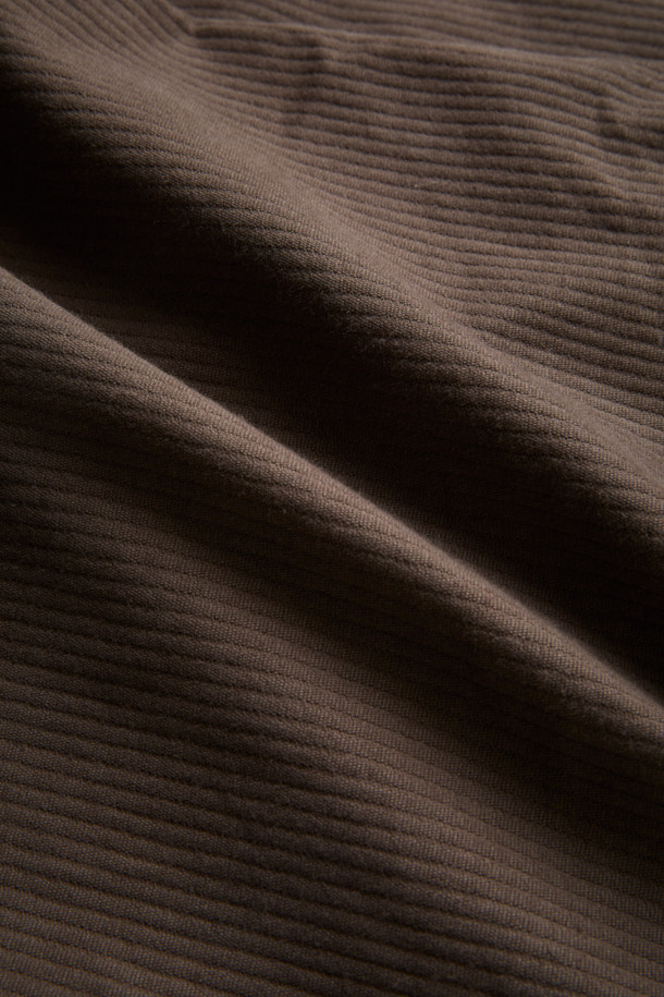 FFC (에프에프씨) x DOCUMENT (도큐먼트) 이탈리안 코튼 피싱 팬츠는 가을, 겨울 시즌에 어울리는 캐주얼하고 빈티지한 무드의 카고 팬츠입니다. 은은한 광택과 부드러운 촉감이 특징인 이탈리아 올림피아스社의 면 소재를 사용하여 편안한 착용감을 선사합니다. 루즈핏으로 제작되었으며, 6개의 기능적인 포켓 디테일과 가먼트 워싱 가공으로 실용성과 빈티지한 멋을 더했습니다. 피싱 자켓과 함께 셋업으로 착용하여 더욱 스타일리시한 가을 나들이룩, 캠핑룩을 연출할 수 있습니다.