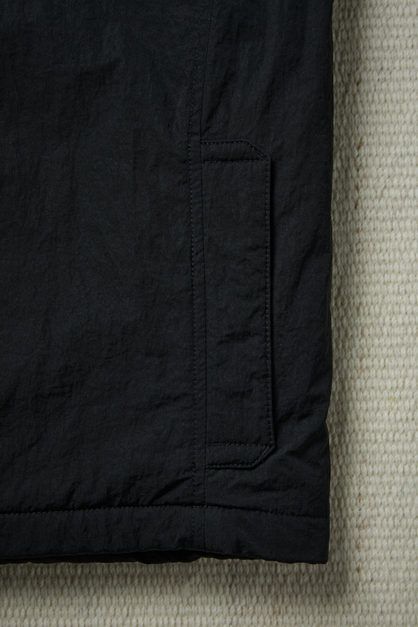 [Fly Fishing Club] 패딩 와딩 재킷은 클래식하고 아웃도어 스타일을 추구하는 남녀 모두를 위한 겨울철 필수 아이템입니다. 블랙 컬러의 루즈핏 셔츠형 재킷으로, 보온성과 경량성을 동시에 갖춘 것이 특징입니다. Primaloft® 충전재를 사용하여 뛰어난 보온력을 제공하며, 낚시 및 일상생활에서 활용하기 좋은 디자인입니다. 멀티 포켓, 소매 벨크로 스트랩, 밑단 스토퍼, 플랩 체스트 포켓, 곡선형 핸드 포켓, 4분할 기어 포켓 등 실용적인 디테일이 돋보입니다. 겨울 데일리룩, 캠핑룩, 여행룩 등 다양한 스타일에 매치하여 클래식, 고프코어, 캐주얼 무드를 연출할 수 있습니다.
