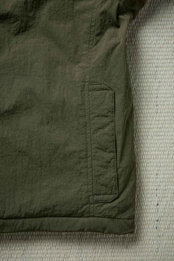 [Fly Fishing Club] 패디드 웨이딩 재킷은 겨울철 피싱, 아웃도어 활동, 일상에서 폭넓게 활용 가능한 남성용 아우터입니다. 올리브 그린 컬러의 무지 디자인으로 클래식하고 아웃도어 스타일을 연출하며, 루즈핏 크롭 기장으로 편안한 착용감을 제공합니다. 보온성과 경량성을 갖춘 두꺼운 두께의 나일론 소재이며, Primaloft® 충전재를 사용하여 보온성을 높였습니다. 멀티 포켓 디자인, 플랩 체스트 포켓, 곡선형 핸드 포켓, 4분할 기어 포켓, 소매 벨크로 스트랩, 밑단 스토퍼 등의 디테일로 실용성을 더했습니다. 겨울철 데일리룩, 캠핑룩, 여행룩, 고프코어, 워크웨어 스타일을 즐기는 분들께 추천합니다.
