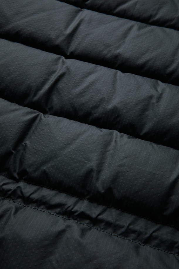 [Fly Fishing Club] 왁스 립스탑 다운 파카는 일상, 피싱, 여행, 캠핑, 등산 등 다양한 상황에 적합한 남녀 공용 아우터입니다. 클래식하고 빈티지한 스타일을 기반으로, 왁스 코팅된 나일론 소재와 구스다운 충전재를 사용하여 뛰어난 보온성과 방수 기능을 제공합니다. 탈부착 후드, 입체 포켓, 가슴 원형 스티치 디테일이 돋보이며, 루즈핏과 긴소매 디자인으로 편안한 착용감을 선사합니다. 겨울철 추위 속에서도 스타일과 기능을 모두 갖춘 구스다운 파카를 경험해 보세요.
