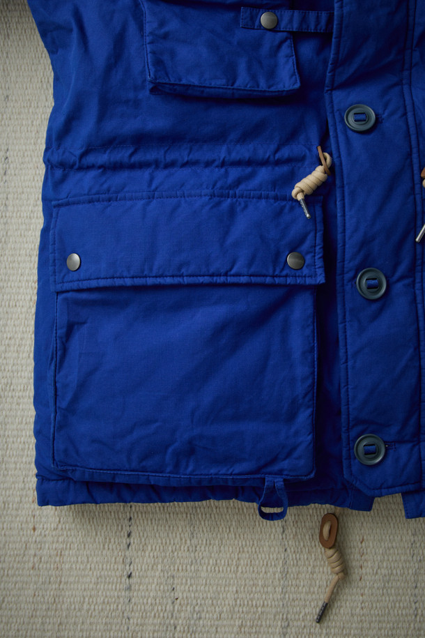 [Fly Fishing Club] 왁스 코튼 다운 파카는 겨울철 피싱, 아웃도어 활동, 그리고 일상생활에서 폭넓게 활용 가능한 남녀 공용 다운파카입니다. 클래식하고 빈티지한 스타일을 기반으로, 왁스 코튼 소재와 두꺼운 두께감으로 뛰어난 방풍, 보온, 발수 기능을 제공합니다. 루즈핏 디자인에 스탠드 칼라 후드, 리얼 무통(양털) 넥 패널, 입체 포켓, 지퍼 포켓, 밑단 스트링, 소매 조임 등 다양한 디테일을 더해 실용성을 높였습니다. 구스다운 충전재를 사용하여 보온성을 극대화했으며, 여행룩, 캠핑룩, 등산룩 등 다양한 TPO에 맞춰 클래식, 워크웨어, 고프코어 스타일을 연출할 수 있습니다.
