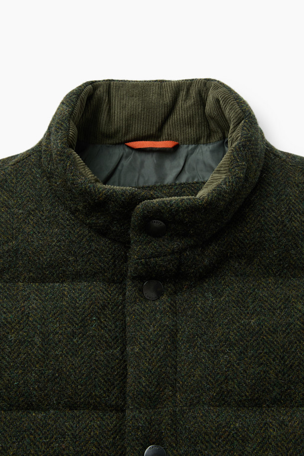 파일럿 Primo(프리모)는 겨울철 출근룩을 위한 클래식하고 미니멀한 스타일의 파일럿 코트입니다. 블랙과 올리브 두 가지 색상으로 제공되며, 넉넉한 레귤러핏과 레귤러 기장으로 편안한 착용감을 선사합니다. 면과 울 혼방의 두꺼운 소재와 구스다운 충전재, 탈부착 다운 베스트, 넥 마스크가 적용되어 뛰어난 보온성을 제공하며, 워싱 가공 및 왁스 코팅으로 내구성을 높였습니다. 버튼 여밈 방식이며, 긴 소매 디자인으로 겨울철에도 따뜻하게 착용할 수 있습니다.
