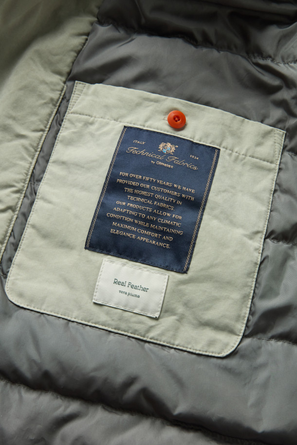 파일럿 프리모는 이탈리아 올메텍스사 코튼 혼방 소재와 포르투니사 골조직 울 혼방 소재를 사용하여 제작된 클래식 스타일의 파일럿 코트입니다. 구스다운 충전재와 분리형 다운 베스트로 뛰어난 보온성을 제공하며, 코듀로이 카라 안감과 넥 마스크가 포함되어 한겨울에도 따뜻하게 착용할 수 있습니다. 레귤러핏으로 제작되어 편안한 착용감을 선사하며, 버튼 여밈 방식과 긴 소매 기장으로 깔끔한 실루엣을 연출합니다. 베이지 색상으로 겨울철 데일리룩, 출근룩, 모임룩 등 다양한 시간과 장소와 상황에 활용 가능하며, 미니멀한 스타일을 즐기는 분들께 추천합니다.