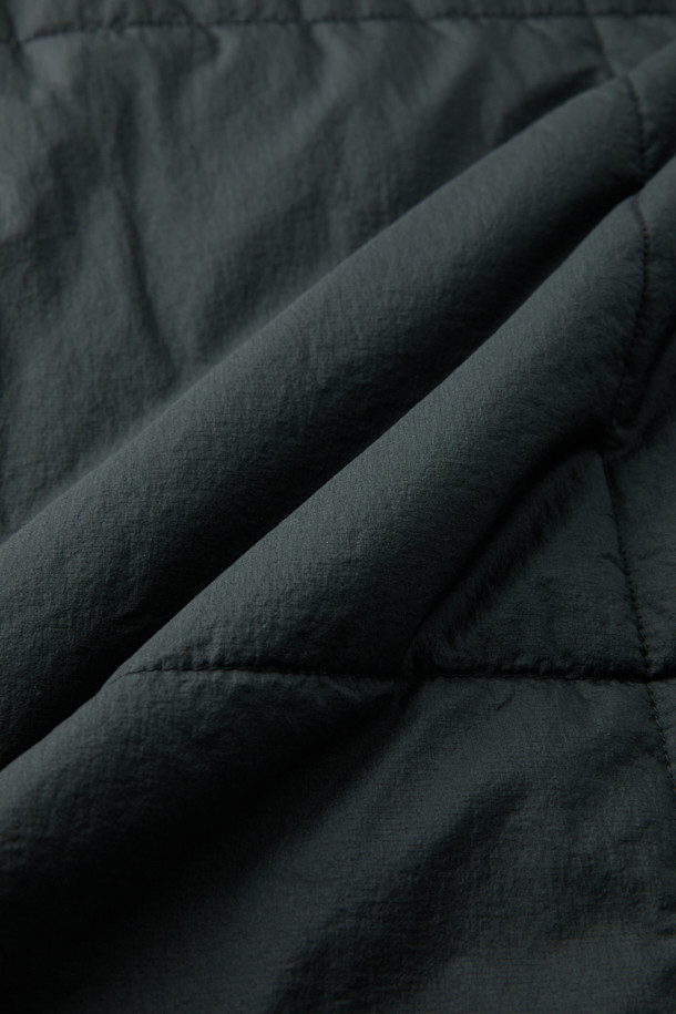 파일럿 Neo는 남성용 겨울 아우터로, 클래식과 모던 스타일을 모두 아우르는 파일럿 코트입니다. 블랙 컬러의 무지 디자인에 레귤러핏으로 제작되었으며, 버튼 여밈 방식과 긴 소매 기장을 갖추었습니다. 탈부착 가능한 패딩 베스트와 하이넥 디자인, 발마칸 카라로 보온성을 높였으며, 머스코비 충전재, 다이아몬드 피치 가공, 수지 코팅 처리, 에어로 워싱 등의 디테일로 내구성과 형태 안정성을 더했습니다. 폴리에스테르, 면, 나일론 혼방 소재로 부드러운 촉감을 선사하며, 출근룩, 비즈니스 캐주얼, 모임룩 등 다양한 TPO에 활용 가능합니다.
