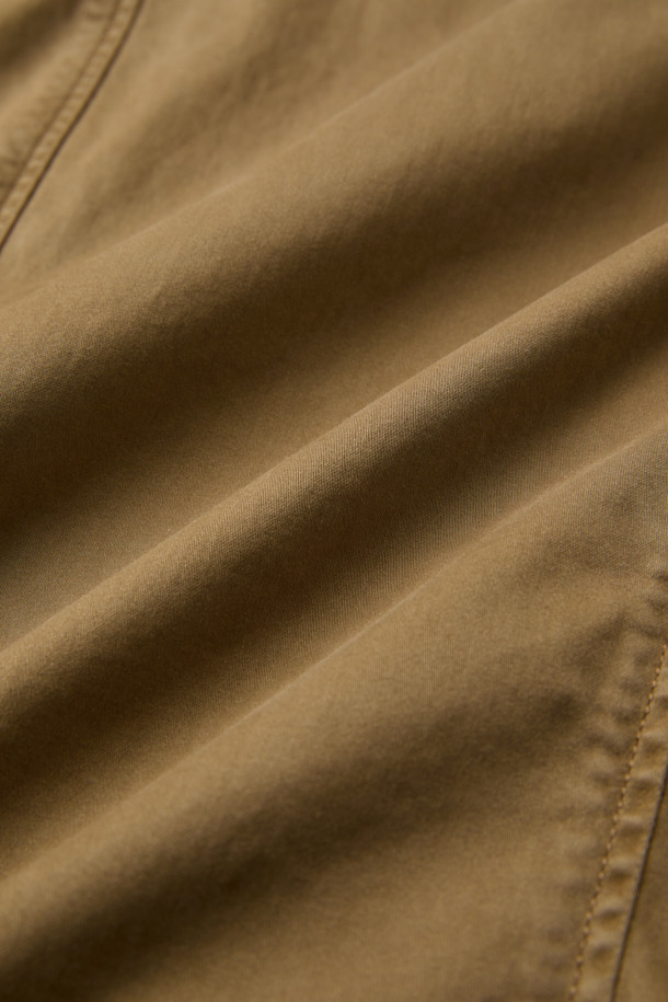 다잉 초어 재킷은 가을 계절에 어울리는 캐주얼 스타일의 남성용 아우터입니다. 부드러운 면 소재로 제작되어 편안한 착용감을 선사하며, 레귤러 핏으로 부담 없이 소화할 수 있습니다. 브라운 컬러의 무지 디자인으로 다양한 룩에 매치하기 용이하며, 3포켓 디테일과 몸판 및 소매 안감으로 실용성을 더했습니다. 가먼트 다잉 가공으로 은은한 멋을 더하고, 스트레치 기능이 있어 활동성을 높였습니다. 가을 나들이룩, 데이트룩에 활용하여 미니멀하고 클래식한 스타일을 연출해보세요.
