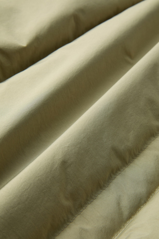 쌀쌀한 겨울 날씨에도 따뜻함을 선사할 사파리 후디 다운 점퍼입니다. 베이지 색상의 세미 오버핏으로 밀리터리 무드와 모던함을 동시에 느낄 수 있습니다. 방풍 기능과 보온성을 갖춘 두꺼운 두께감의 나일론 소재로 제작되었으며, 후드 스트링, 가슴 및 사이드 아웃 포켓 디테일로 실용성을 더했습니다. 허리 스트링 조절, 후드 버클 비죠, 이너 커프스 엘라스틱 밴드, 머스코비 다운 충전재를 통해 더욱 꼼꼼하게 보온성을 높였습니다. 겨울 데일리룩, 산책룩, 여행룩 등 다양한 TPO에 캐주얼, 미니멀, 클래식 무드로 연출하기 좋습니다.
