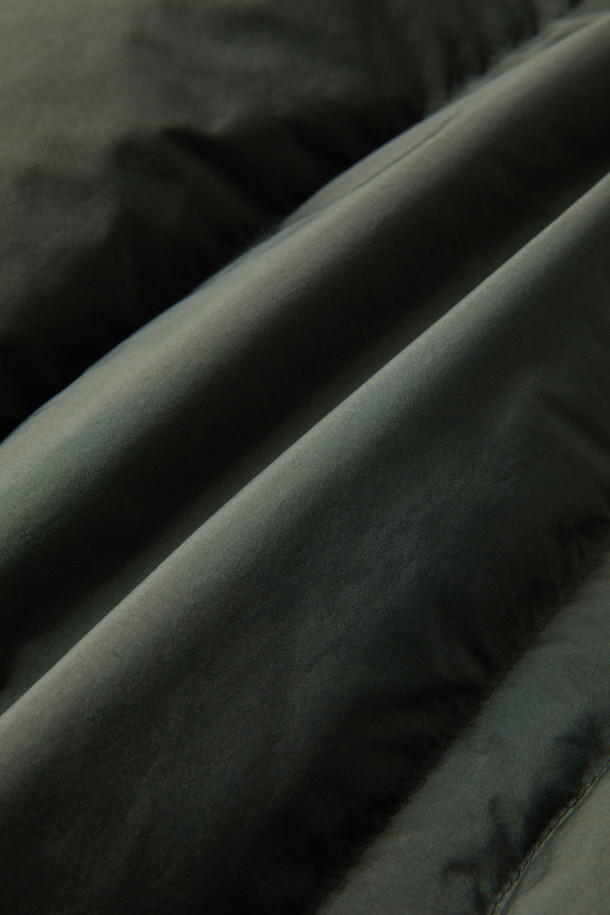 겨울 추위를 막아줄 사파리 후디 다운 점퍼입니다. 밀리터리 무드와 모던한 스타일을 결합하여, 일상에서 캐주얼, 미니멀, 클래식 스타일로 폭넓게 활용할 수 있습니다. 두꺼운 두께감의 나일론 소재로 제작되어 부드러운 촉감을 선사하며, N-3B 파카 스타일의 중기장 기장으로 보온성을 높였습니다. 허리 및 후드 스트링 조절, 가슴 및 사이드 아웃 포켓, 머스코비 다운 충전재, 이너 커프스 엘라스틱 밴드, 삼각무 디테일 등 다양한 특징으로 뛰어난 방풍 및 보온 기능을 제공합니다.
