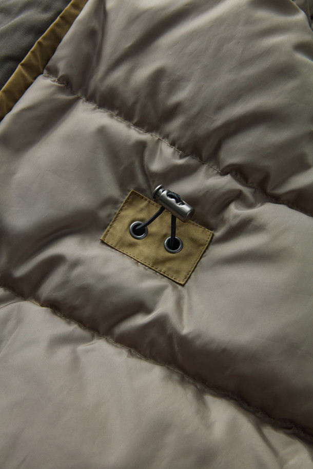 Spitfire(스핏파이어) 사파리 다운 점퍼는 겨울철 일상과 출근룩에 모두 잘 어울리는 모던 스타일의 아우터입니다. 두꺼운 두께감과 부드러운 촉감의 나일론, 폴리에스테르 혼방 소재로 제작되어 보온성을 높였습니다. 무지 디자인에 베이직핏, 중기장 기장감으로 어떤 스타일에도 쉽게 매치할 수 있으며, 집업 여밈 방식으로 편안하게 착용 가능합니다. 구스다운 충전재, 3포켓 구성, 액션 플리츠, 허리 엘라스틱 스트링, 탈부착 리얼 무통 패널 등 다양한 디테일로 기능성과 디자인을 동시에 잡았습니다. 클래식, 미니멀, 캐주얼 등 폭넓은 스타일을 소화할 수 있는 활용도 높은 겨울 점퍼입니다.
