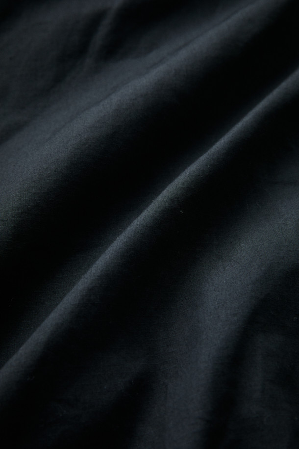 [Fly Fishing Club] 피셔맨 재킷 (왁스 코튼)은 헤리티지 감성과 빈티지 무드를 자아내는 아우터입니다. 왁스 코튼 소재로 제작되어 방수, 통기, 내구성이 뛰어나 가을철 나들이룩과 여행룩에 적합합니다. 블랙 컬러의 루즈핏 디자인으로, 멀티 포켓, 숨겨진 후드, YKK 지퍼, 립스탑 원단 등의 다양한 특징을 갖추었습니다. YKK 지퍼와 스냅 버튼으로 여밈이 가능하며, 긴소매 디자인으로 클래식, 워크웨어, 캐주얼 스타일 모두 소화 가능합니다. 내피 연결 스냅이 있어 실용성을 높였습니다.
