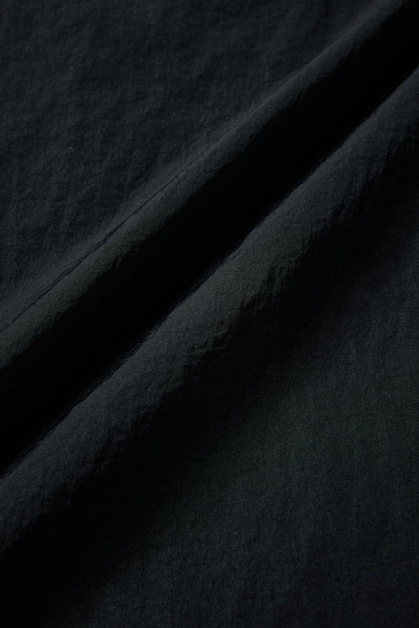 [Fly Fishing Club] 패딩 와딩 재킷은 클래식하고 아웃도어 스타일을 추구하는 남녀 모두를 위한 겨울철 필수 아이템입니다. 블랙 컬러의 루즈핏 셔츠형 재킷으로, 보온성과 경량성을 동시에 갖춘 것이 특징입니다. Primaloft® 충전재를 사용하여 뛰어난 보온력을 제공하며, 낚시 및 일상생활에서 활용하기 좋은 디자인입니다. 멀티 포켓, 소매 벨크로 스트랩, 밑단 스토퍼, 플랩 체스트 포켓, 곡선형 핸드 포켓, 4분할 기어 포켓 등 실용적인 디테일이 돋보입니다. 겨울 데일리룩, 캠핑룩, 여행룩 등 다양한 스타일에 매치하여 클래식, 고프코어, 캐주얼 무드를 연출할 수 있습니다.
