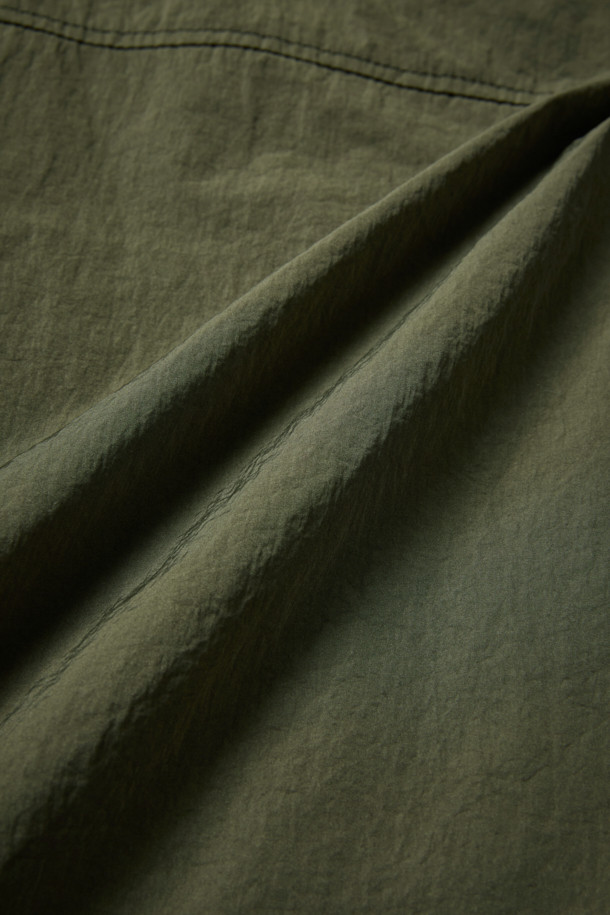 [Fly Fishing Club] 패디드 웨이딩 재킷은 겨울철 피싱, 아웃도어 활동, 일상에서 폭넓게 활용 가능한 남성용 아우터입니다. 올리브 그린 컬러의 무지 디자인으로 클래식하고 아웃도어 스타일을 연출하며, 루즈핏 크롭 기장으로 편안한 착용감을 제공합니다. 보온성과 경량성을 갖춘 두꺼운 두께의 나일론 소재이며, Primaloft® 충전재를 사용하여 보온성을 높였습니다. 멀티 포켓 디자인, 플랩 체스트 포켓, 곡선형 핸드 포켓, 4분할 기어 포켓, 소매 벨크로 스트랩, 밑단 스토퍼 등의 디테일로 실용성을 더했습니다. 겨울철 데일리룩, 캠핑룩, 여행룩, 고프코어, 워크웨어 스타일을 즐기는 분들께 추천합니다.
