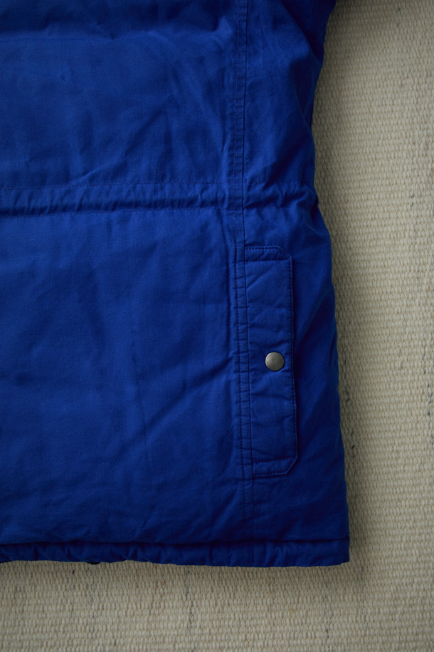 [Fly Fishing Club] 왁스 코튼 다운 파카는 겨울철 피싱, 아웃도어 활동, 그리고 일상생활에서 폭넓게 활용 가능한 남녀 공용 다운파카입니다. 클래식하고 빈티지한 스타일을 기반으로, 왁스 코튼 소재와 두꺼운 두께감으로 뛰어난 방풍, 보온, 발수 기능을 제공합니다. 루즈핏 디자인에 스탠드 칼라 후드, 리얼 무통(양털) 넥 패널, 입체 포켓, 지퍼 포켓, 밑단 스트링, 소매 조임 등 다양한 디테일을 더해 실용성을 높였습니다. 구스다운 충전재를 사용하여 보온성을 극대화했으며, 여행룩, 캠핑룩, 등산룩 등 다양한 TPO에 맞춰 클래식, 워크웨어, 고프코어 스타일을 연출할 수 있습니다.
