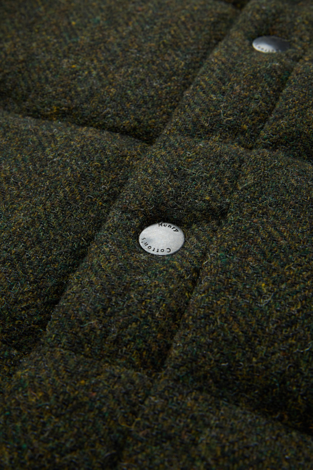 파일럿 Primo(프리모)는 겨울철 출근룩을 위한 클래식하고 미니멀한 스타일의 파일럿 코트입니다. 블랙과 올리브 두 가지 색상으로 제공되며, 넉넉한 레귤러핏과 레귤러 기장으로 편안한 착용감을 선사합니다. 면과 울 혼방의 두꺼운 소재와 구스다운 충전재, 탈부착 다운 베스트, 넥 마스크가 적용되어 뛰어난 보온성을 제공하며, 워싱 가공 및 왁스 코팅으로 내구성을 높였습니다. 버튼 여밈 방식이며, 긴 소매 디자인으로 겨울철에도 따뜻하게 착용할 수 있습니다.
