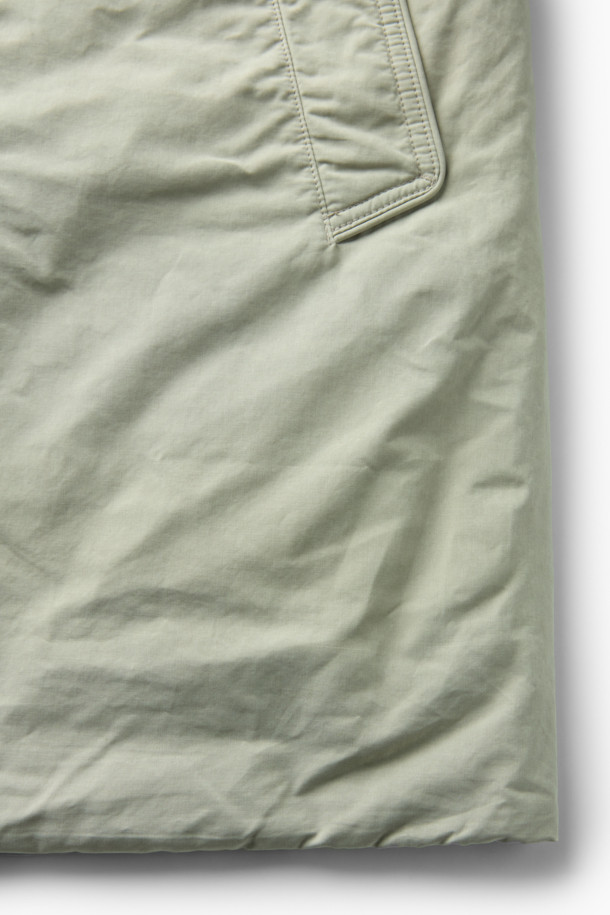 파일럿 프리모는 이탈리아 올메텍스사 코튼 혼방 소재와 포르투니사 골조직 울 혼방 소재를 사용하여 제작된 클래식 스타일의 파일럿 코트입니다. 구스다운 충전재와 분리형 다운 베스트로 뛰어난 보온성을 제공하며, 코듀로이 카라 안감과 넥 마스크가 포함되어 한겨울에도 따뜻하게 착용할 수 있습니다. 레귤러핏으로 제작되어 편안한 착용감을 선사하며, 버튼 여밈 방식과 긴 소매 기장으로 깔끔한 실루엣을 연출합니다. 베이지 색상으로 겨울철 데일리룩, 출근룩, 모임룩 등 다양한 시간과 장소와 상황에 활용 가능하며, 미니멀한 스타일을 즐기는 분들께 추천합니다.