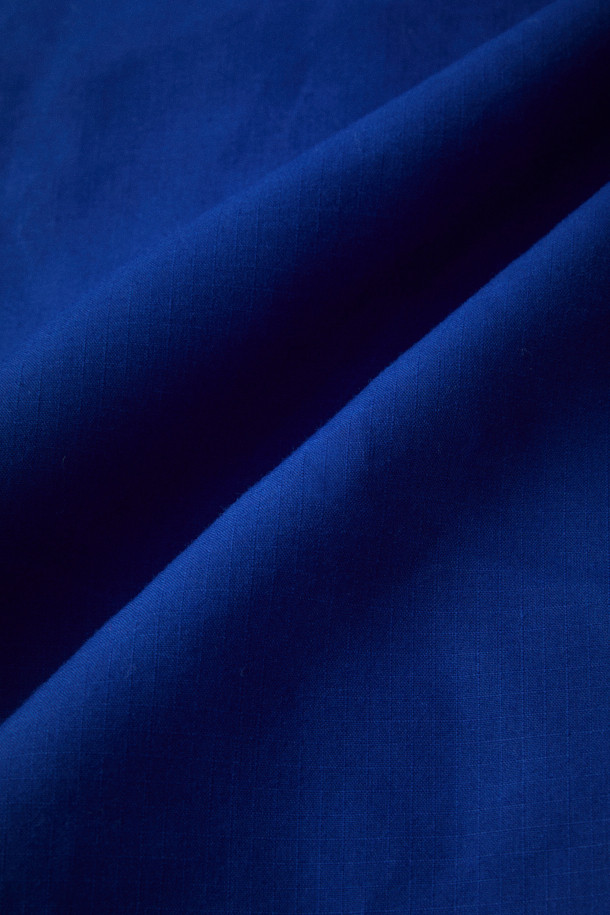 [Fly Fishing Club] 왁스 코튼 다운 파카는 겨울철 피싱, 아웃도어 활동, 그리고 일상생활에서 폭넓게 활용 가능한 남녀 공용 다운파카입니다. 클래식하고 빈티지한 스타일을 기반으로, 왁스 코튼 소재와 두꺼운 두께감으로 뛰어난 방풍, 보온, 발수 기능을 제공합니다. 루즈핏 디자인에 스탠드 칼라 후드, 리얼 무통(양털) 넥 패널, 입체 포켓, 지퍼 포켓, 밑단 스트링, 소매 조임 등 다양한 디테일을 더해 실용성을 높였습니다. 구스다운 충전재를 사용하여 보온성을 극대화했으며, 여행룩, 캠핑룩, 등산룩 등 다양한 TPO에 맞춰 클래식, 워크웨어, 고프코어 스타일을 연출할 수 있습니다.
