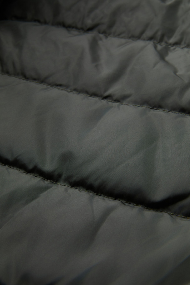 파일럿 Primo(프리모)는 겨울철 출근룩을 위한 클래식하고 미니멀한 스타일의 파일럿 코트입니다. 블랙과 올리브 두 가지 색상으로 제공되며, 넉넉한 레귤러핏과 레귤러 기장으로 편안한 착용감을 선사합니다. 면과 울 혼방의 두꺼운 소재와 구스다운 충전재, 탈부착 다운 베스트, 넥 마스크가 적용되어 뛰어난 보온성을 제공하며, 워싱 가공 및 왁스 코팅으로 내구성을 높였습니다. 버튼 여밈 방식이며, 긴 소매 디자인으로 겨울철에도 따뜻하게 착용할 수 있습니다.
