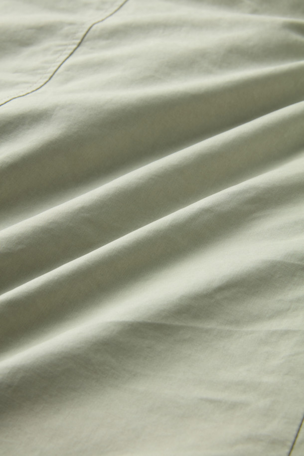 파일럿 프리모는 이탈리아 올메텍스사 코튼 혼방 소재와 포르투니사 골조직 울 혼방 소재를 사용하여 제작된 클래식 스타일의 파일럿 코트입니다. 구스다운 충전재와 분리형 다운 베스트로 뛰어난 보온성을 제공하며, 코듀로이 카라 안감과 넥 마스크가 포함되어 한겨울에도 따뜻하게 착용할 수 있습니다. 레귤러핏으로 제작되어 편안한 착용감을 선사하며, 버튼 여밈 방식과 긴 소매 기장으로 깔끔한 실루엣을 연출합니다. 베이지 색상으로 겨울철 데일리룩, 출근룩, 모임룩 등 다양한 시간과 장소와 상황에 활용 가능하며, 미니멀한 스타일을 즐기는 분들께 추천합니다.