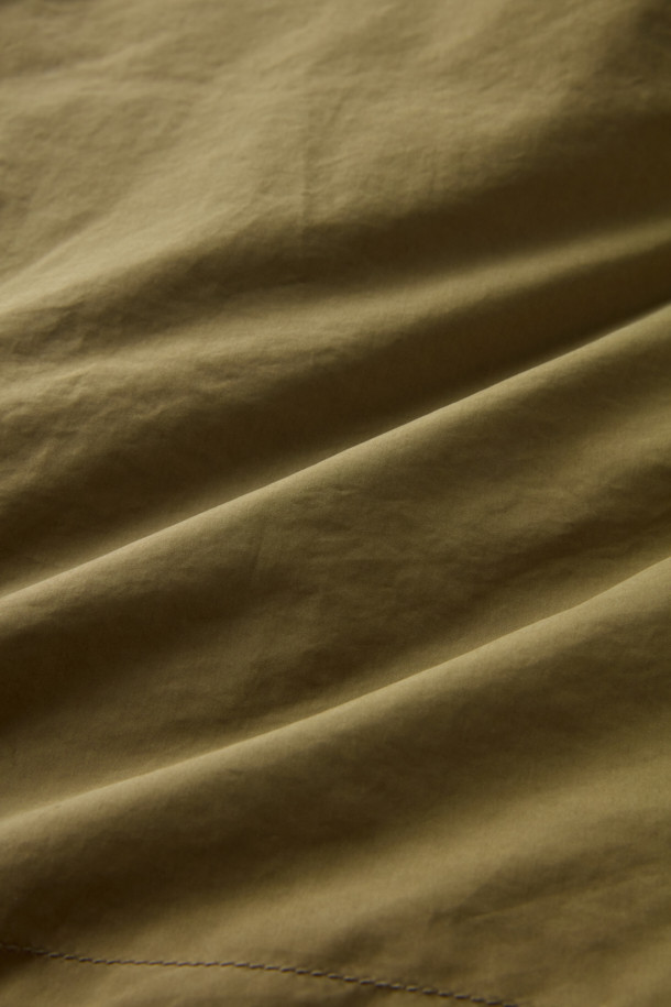 Spitfire(스핏파이어) 사파리 다운 점퍼는 겨울철 일상과 출근룩에 모두 잘 어울리는 모던 스타일의 아우터입니다. 두꺼운 두께감과 부드러운 촉감의 나일론, 폴리에스테르 혼방 소재로 제작되어 보온성을 높였습니다. 무지 디자인에 베이직핏, 중기장 기장감으로 어떤 스타일에도 쉽게 매치할 수 있으며, 집업 여밈 방식으로 편안하게 착용 가능합니다. 구스다운 충전재, 3포켓 구성, 액션 플리츠, 허리 엘라스틱 스트링, 탈부착 리얼 무통 패널 등 다양한 디테일로 기능성과 디자인을 동시에 잡았습니다. 클래식, 미니멀, 캐주얼 등 폭넓은 스타일을 소화할 수 있는 활용도 높은 겨울 점퍼입니다.
