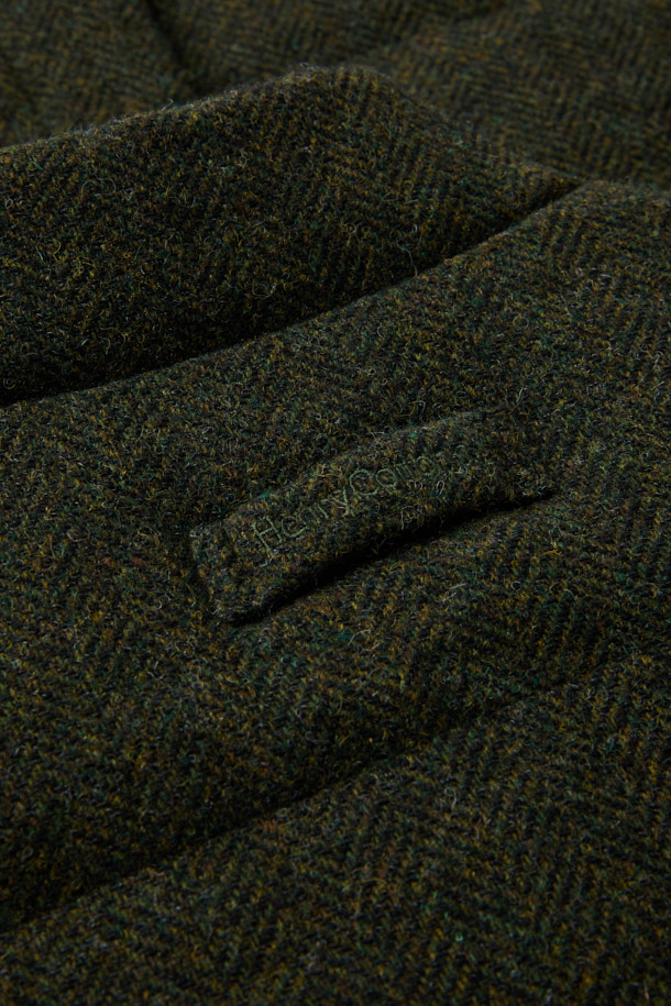 파일럿 Primo(프리모)는 겨울철 출근룩을 위한 클래식하고 미니멀한 스타일의 파일럿 코트입니다. 블랙과 올리브 두 가지 색상으로 제공되며, 넉넉한 레귤러핏과 레귤러 기장으로 편안한 착용감을 선사합니다. 면과 울 혼방의 두꺼운 소재와 구스다운 충전재, 탈부착 다운 베스트, 넥 마스크가 적용되어 뛰어난 보온성을 제공하며, 워싱 가공 및 왁스 코팅으로 내구성을 높였습니다. 버튼 여밈 방식이며, 긴 소매 디자인으로 겨울철에도 따뜻하게 착용할 수 있습니다.
