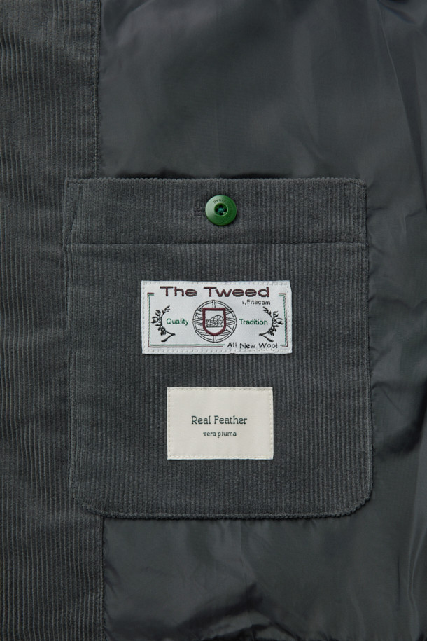 파일럿 프리모는 겨울철 클래식한 스타일을 완성하는 남성용 파일럿 코트입니다. 이탈리아 올메텍스사 코튼 혼방 소재와 포르투갈 피테콤사 울 헤링본 트위드의 조화가 고급스러운 외관을 선사하며, 블랙 컬러로 시크한 매력을 더합니다. 구스다운 충전재와 분리형 다운 베스트를 사용하여 보온성과 경량성을 동시에 갖추었습니다. 출근룩, 모임룩, 연말 모임룩 등 다양한 때와 장소와 목적에 적합하며, 미니멀하고 시크한 스타일을 연출하기 좋습니다. 긴 소매와 레귤러핏으로 제작되어 편안한 착용감을 제공합니다.