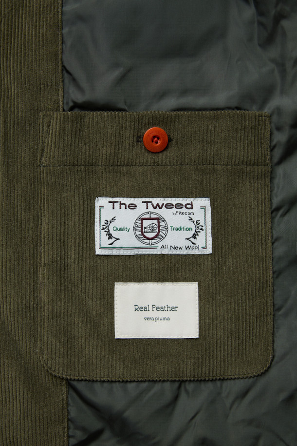 파일럿 Primo(프리모)는 겨울철 출근룩을 위한 클래식하고 미니멀한 스타일의 파일럿 코트입니다. 블랙과 올리브 두 가지 색상으로 제공되며, 넉넉한 레귤러핏과 레귤러 기장으로 편안한 착용감을 선사합니다. 면과 울 혼방의 두꺼운 소재와 구스다운 충전재, 탈부착 다운 베스트, 넥 마스크가 적용되어 뛰어난 보온성을 제공하며, 워싱 가공 및 왁스 코팅으로 내구성을 높였습니다. 버튼 여밈 방식이며, 긴 소매 디자인으로 겨울철에도 따뜻하게 착용할 수 있습니다.
