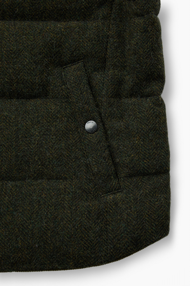 파일럿 Primo(프리모)는 겨울철 출근룩을 위한 클래식하고 미니멀한 스타일의 파일럿 코트입니다. 블랙과 올리브 두 가지 색상으로 제공되며, 넉넉한 레귤러핏과 레귤러 기장으로 편안한 착용감을 선사합니다. 면과 울 혼방의 두꺼운 소재와 구스다운 충전재, 탈부착 다운 베스트, 넥 마스크가 적용되어 뛰어난 보온성을 제공하며, 워싱 가공 및 왁스 코팅으로 내구성을 높였습니다. 버튼 여밈 방식이며, 긴 소매 디자인으로 겨울철에도 따뜻하게 착용할 수 있습니다.
