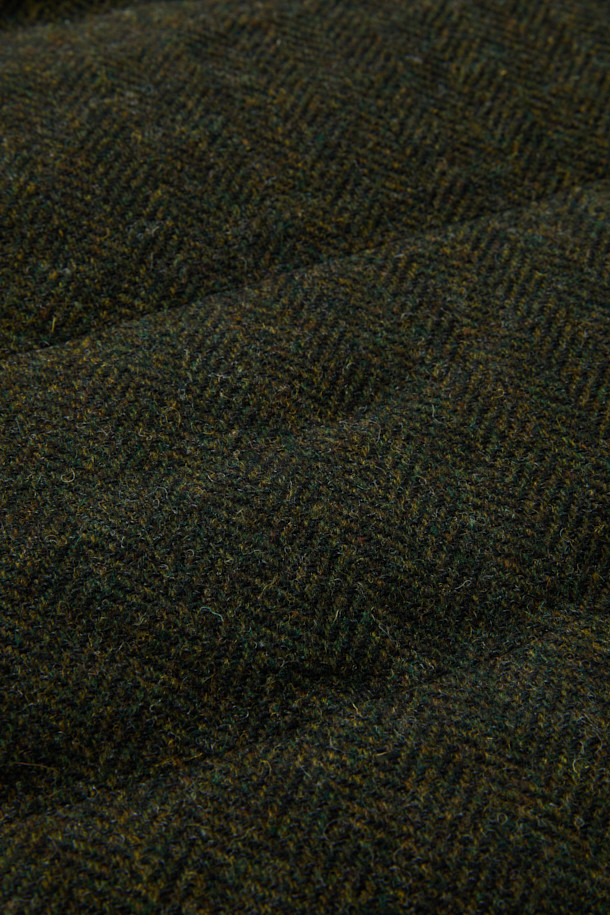 파일럿 Primo(프리모)는 겨울철 출근룩을 위한 클래식하고 미니멀한 스타일의 파일럿 코트입니다. 블랙과 올리브 두 가지 색상으로 제공되며, 넉넉한 레귤러핏과 레귤러 기장으로 편안한 착용감을 선사합니다. 면과 울 혼방의 두꺼운 소재와 구스다운 충전재, 탈부착 다운 베스트, 넥 마스크가 적용되어 뛰어난 보온성을 제공하며, 워싱 가공 및 왁스 코팅으로 내구성을 높였습니다. 버튼 여밈 방식이며, 긴 소매 디자인으로 겨울철에도 따뜻하게 착용할 수 있습니다.
