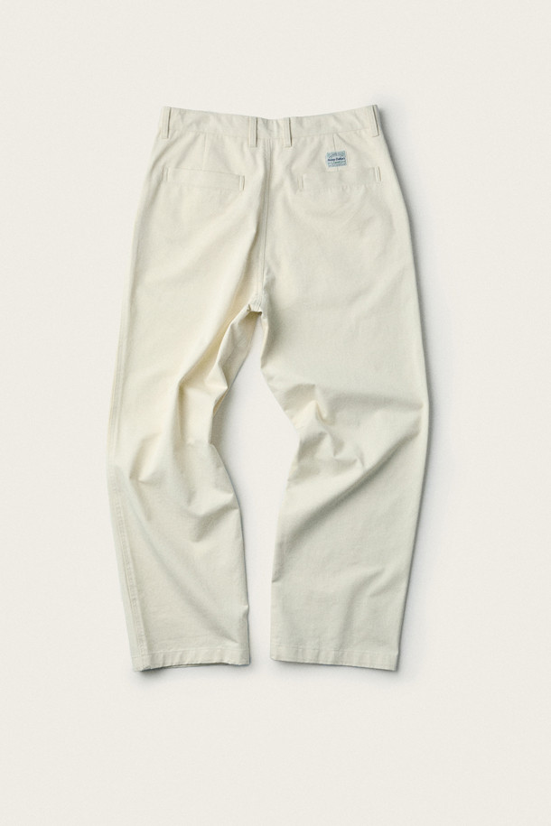 브리티시 스포팅 클럽(British Sporting Club) 릴렉스드 치노 팬츠는 아이보리, 화이트 두 가지 색상으로 출시된 면 소재의 가을용 치노 팬츠입니다. 베이직하고 클래식한 스타일로, 릴렉스핏과 스트레이트핏으로 편안하게 착용할 수 있습니다. 노턱 디자인에 사이드 슬랜트 포켓, 지퍼 플라이 여밈, 백 포켓, 허리 안쪽 면 헤링본 배색 등의 특징을 가지고 있습니다. 출근룩, 비즈니스 캐주얼, 가을 나들이룩 등 다양한 TPO에 매치하여 미니멀하면서도 클래식한 스타일을 연출할 수 있습니다. 부드러운 촉감으로 편안함을 더했습니다.
