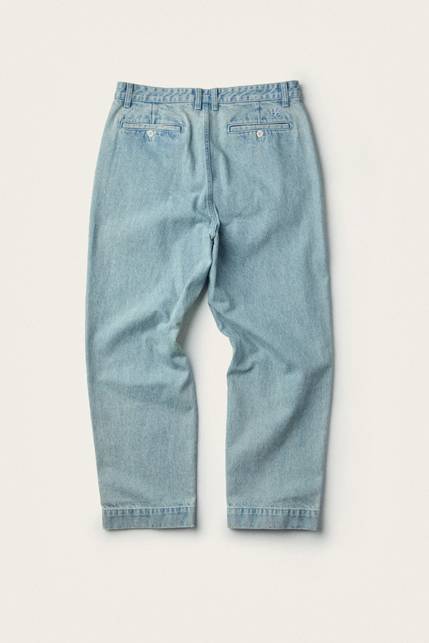 [ British Sporting Club (브리티시 스포팅 클럽)] 턱 데님 팬츠는 가을 시즌, 데이트룩과 쇼핑룩에 잘 어울리는 테이퍼드 핏의 데님 팬츠입니다. 부드러운 촉감의 라이트 블루 컬러 데님 소재로 제작되었으며, 무지 패턴에 클래식, 캐주얼, 미니멀 스타일을 연출할 수 있습니다. 원턱 디테일과 슬랜트 포켓, 히든 후면 포켓 디자인이 특징이며, 톤온톤 스티치와 버튼 및 지퍼 플라이, 페이드 워싱으로 포인트를 더했습니다. 일상에서 편안하게 착용하며 스타일리시함까지 놓치지 않는 아이템입니다.
