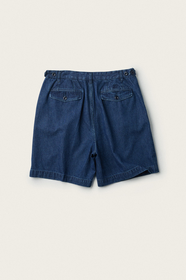 [British Sporting Club] 턱 트윌 데님 쇼츠는 클래식한 무드를 연출하는 남성용 데님 쇼츠입니다. 부드러운 면 소재로 제작되어 얇고 시원하며, 여름철 일상복으로 적합합니다. 세미 루즈핏으로 편안함을 더하고, 원턱 디자인과 슬랜트 포켓, 백 플랩 포켓 등의 디테일이 특징입니다. 워싱 처리된 블루 컬러에 British Sporting Club 자수 로고가 포인트로 들어가 세련된 느낌을 줍니다. 사이즈 조절 디테일이 있어 더욱 만족스러운 착용감을 선사합니다. 동네 마실룩, 휴가룩, 여행룩 등 다양한 TPO에 미니멀하고 캐주얼한 스타일로 연출해보세요.
