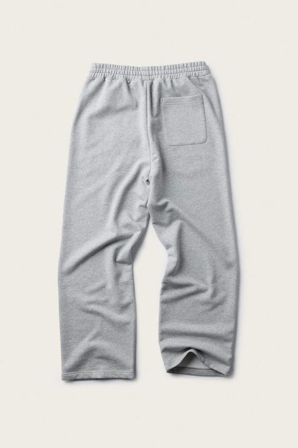 BSC X 클로브 스트링 스웻팬츠 (세트업)는 캐주얼, 미니멀 스타일을 추구하는 남성을 위한 데일리 팬츠입니다. 부드러운 면 소재로 제작되어 편안한 착용감을 선사하며, 사계절 내내 활용 가능합니다. 스트레이트 핏에 무지 디자인으로 어떤 상의와도 쉽게 매치할 수 있으며, 스트링 조절과 사이드, 힙 포켓으로 실용성을 더했습니다. 집콕룩, 동네 마실룩, 산책룩 등 다양한 TPO에 활용하기 좋고, 세트업으로도 연출하여 미니멀한 스타일을 완성할 수 있습니다. 자수 및 아플리케 디테일이 돋보이는 디자인입니다.
